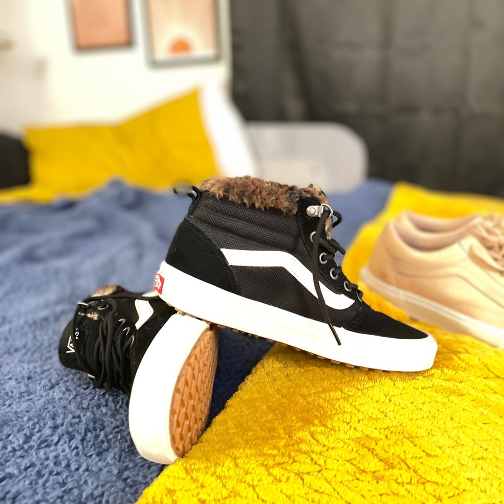 Womens vans fur lined mid